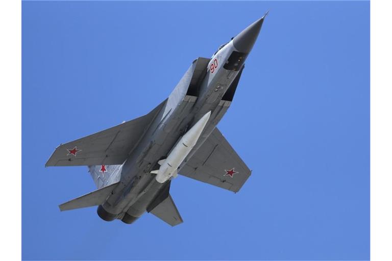 Ein Mikoyan MiG-31 Abfangjäger der russischen Luftwaffe fliegt bei einer russischen Militärparade mit einer ballistischen Luft-Boden-Rakete „Kinschal“ (Kh-47M2 Kinzhal) durch die Luft. Foto: Pavel Golovkin/AP/dpa
