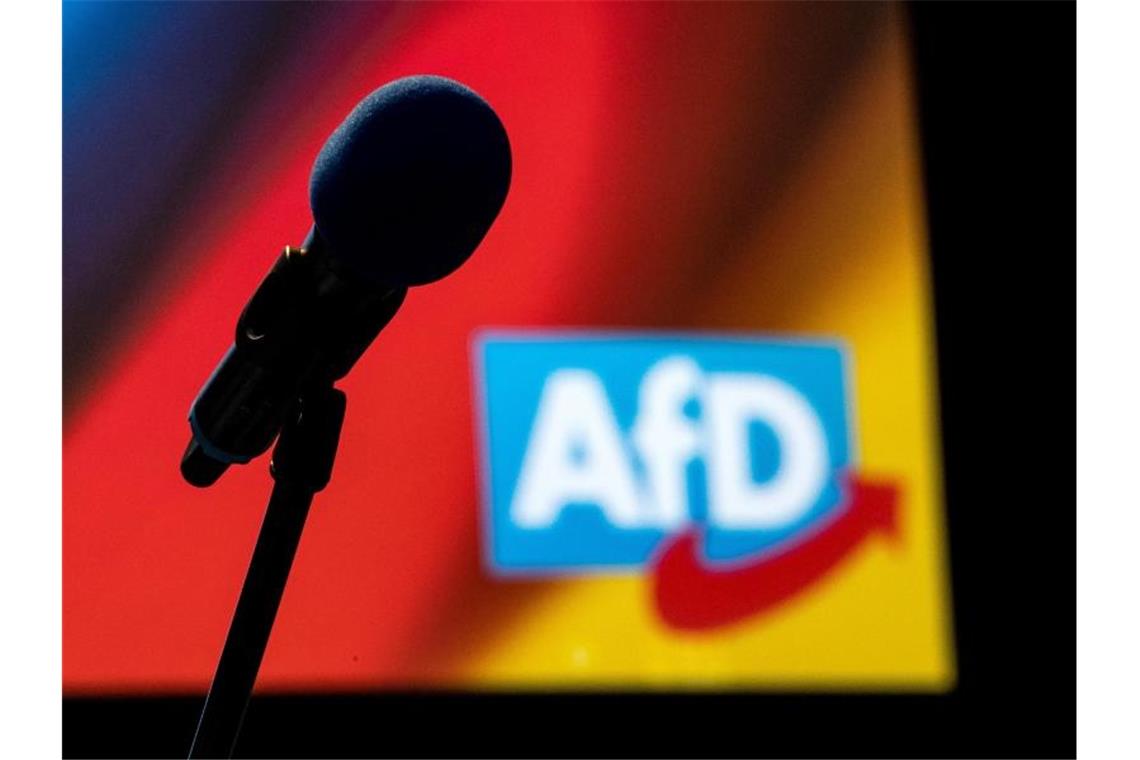 Bundesschiedsgericht der AfD berät über den Fall Kalbitz Ein Mikrofon steht beim Bundesparteitag der Alternative für Deutschland vor einem AfD-Logo. Foto: Sina Schuldt/dpa/Archivbild