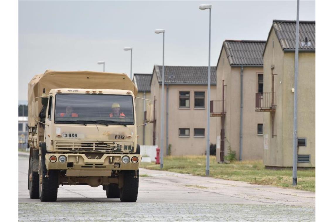 US-Army behält mehrere Standorte in Deutschland nun doch Ein Militärfahrzeug fährt auf dem Gelände der US-Kaserne Coleman Barracks an Gebäuden vorbei. Foto: picture alliance / dpa/Archivbild