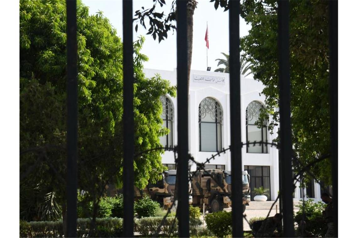 Ein Militärfahrzeug steht vor dem tunesischen Parlament. Foto: Adel Ezzine/XinHua/dpa