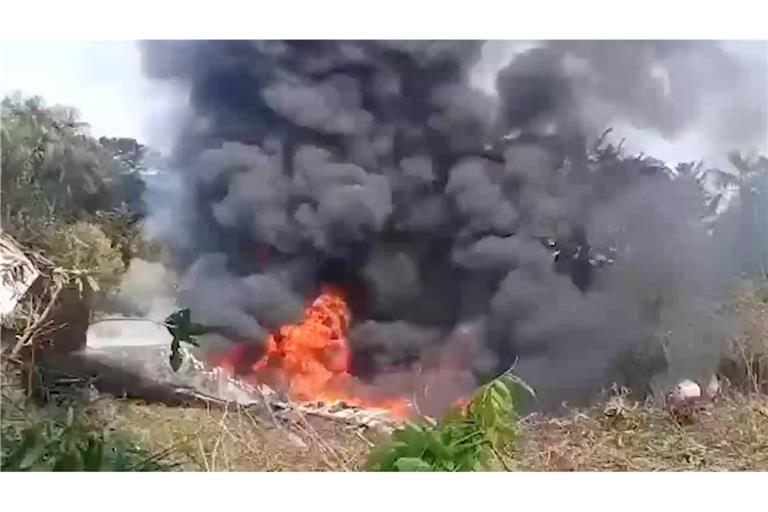 Ein Militärflugzeug mit zahlreichen Soldaten an Bord ist in Kolumbien kurz nach dem Start abgestürzt.
