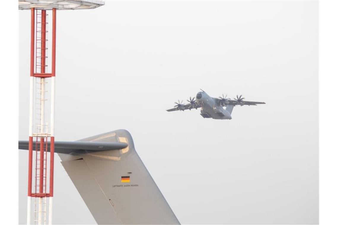 Ein militärisches Transportflugzeug, ein Airbus A400M der deutschen Luftwaffe, auf dem Weg Richtung Kabul. Foto: Marc Tessensohn/Bundeswehr/dpa