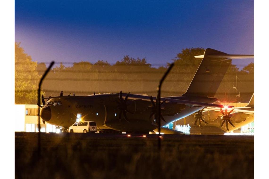 Ein militärisches Transportflugzeug mit medizinischer Einrichtung, ein Airbus A400 M MedEvac der Luftwaffe, wird im niedersächsischen Fliegerhorst Wunstorfauf den Abflug in Richtung Mali vorbereitet. Foto: Swen Pförtner/dpa