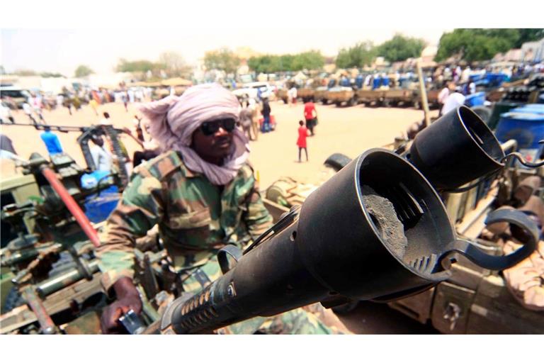Ein Milizionär mit militärischer Ausrüstung, die angeblich während eines Gefechts im umkämpften Gebiet in Süd-Darfur erbeutet wurde.