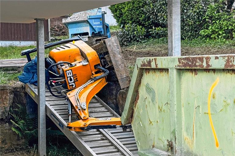 Ein Mini-Bagger kippt am Freitagabend bei Bauarbeiten um und verletzt den Fahrer schwer.Foto: 7aktuell.de/Simon Adomat