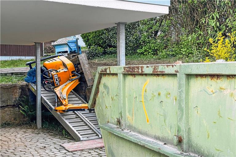 Ein Mini-Bagger kippt gestern Abend bei Bauarbeiten um und verletzt den Fahrer schwer.Foto: 7aktuell.de/Simon Adomat