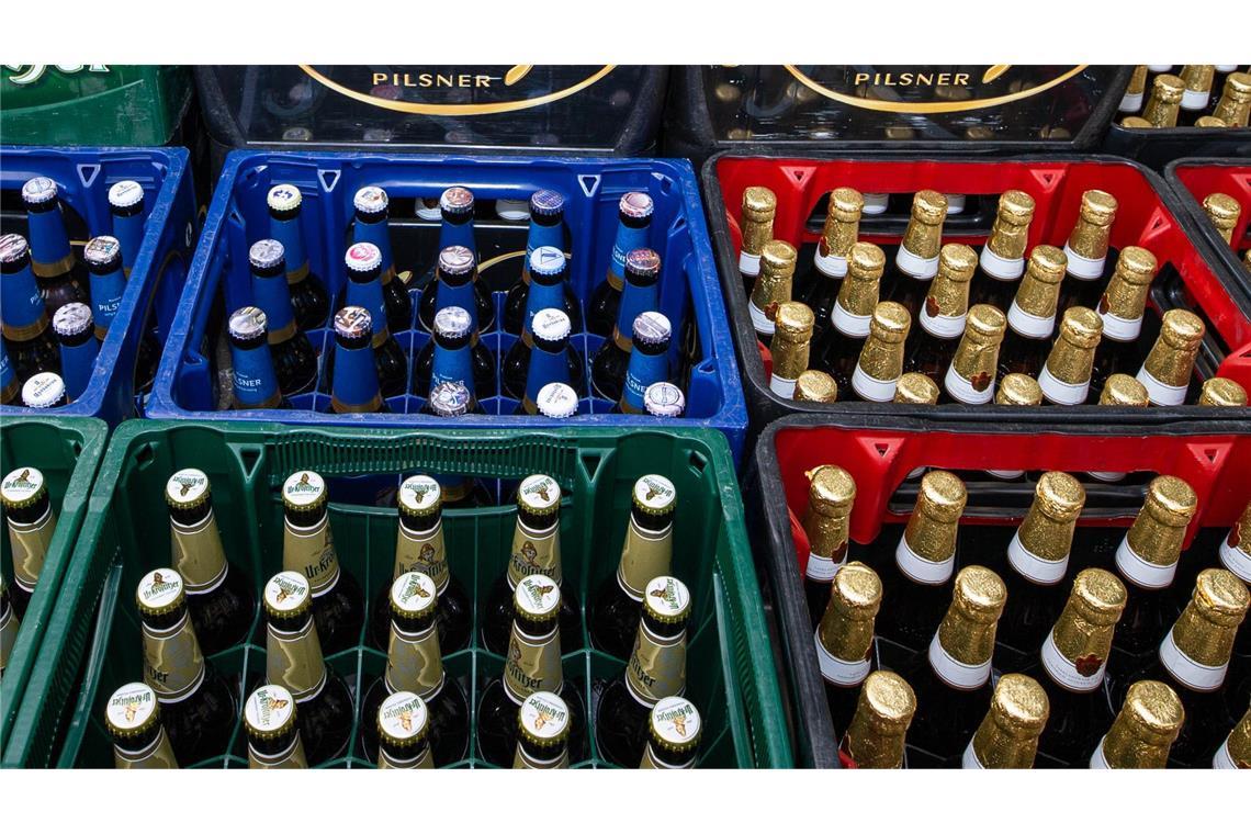 Ein mit Bierpaletten beladener Lastwagen hat auf einer Bundesstraße mehrere Hundert Bierkästen verloren. (Symbolbild)