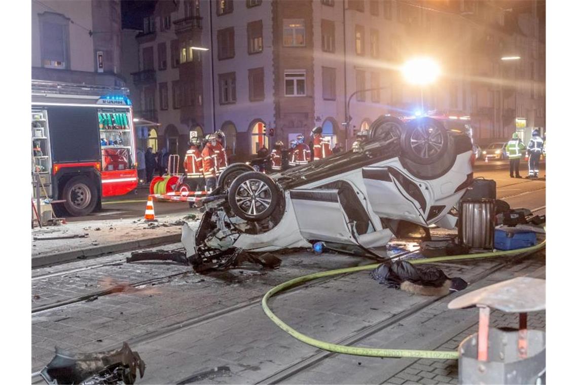 Ein mit einem Messer bewaffneter Mann hat im Westen Baden-Württembergs innerhalb weniger Stunden verschiedene Unfälle verursacht, dabei mehrere Menschen verletzt und zwei Fahrzeuge geraubt. Foto: Aaron Klewer/Einsatz-Report24/dpa