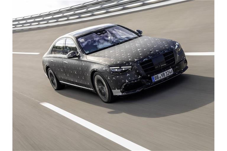 Ein mit Klebefolien getarntes Fahrzeug der neuen Mercedes-Benz-S-Klasse ist auf dem Prüfgelände in Immendingen unterwegs. Foto: Mercedes-Benz/Daimler AG/dpa