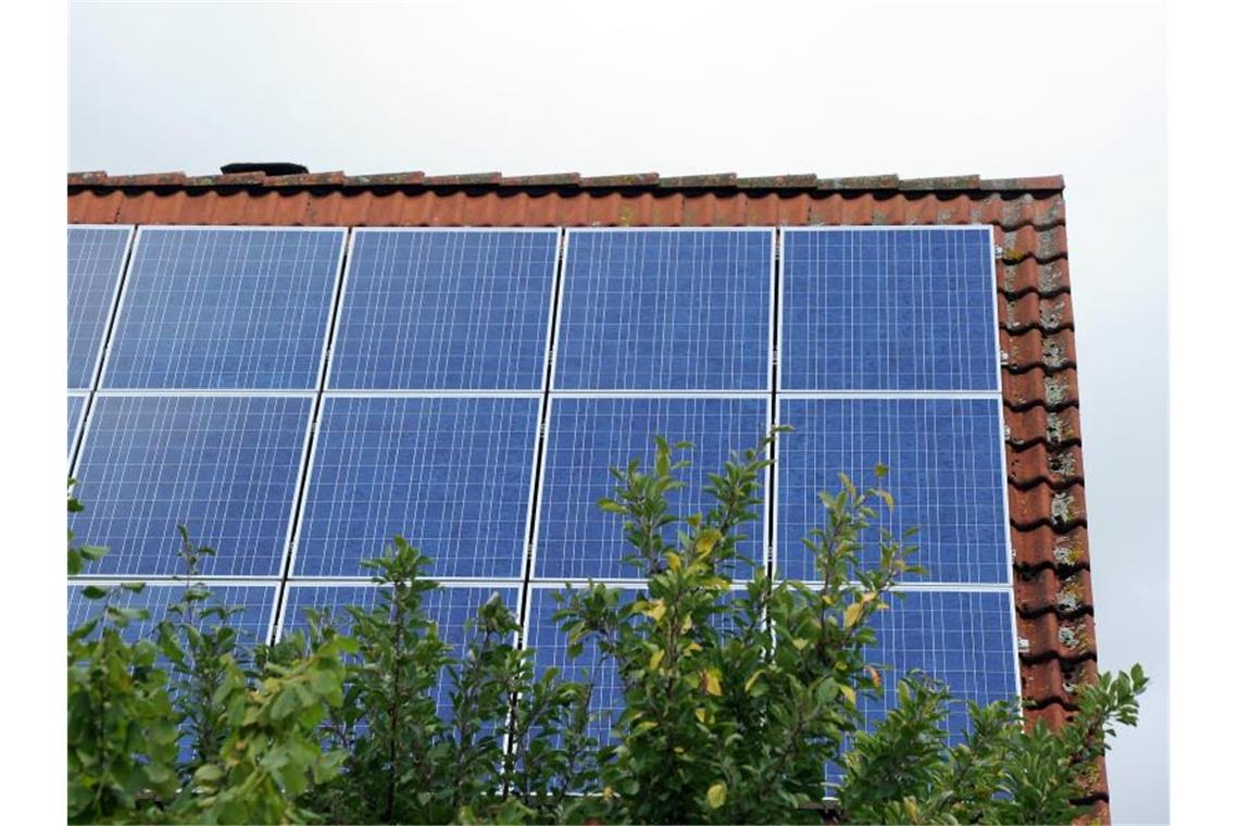 CDU will Photovoltaik-Pflicht für alle Neubauten Ein mit Photovoltaik-Modulen bestücktes Dach. Foto: Caroline Seidel/dpa/Archivbild