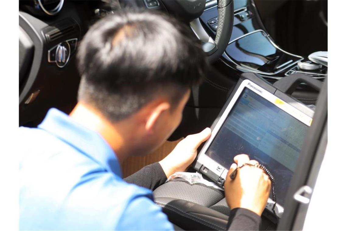 Ein Mitarbeiter arbeitet an einem Tablet. Foto: -/Yonhap/dpa