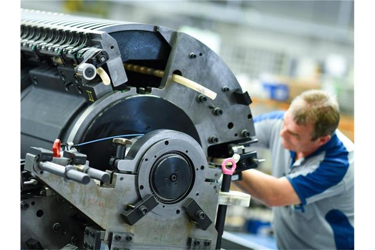 Ein Mitarbeiter arbeitet im Werk der Heidelberger Druckmaschinen AG. Foto: Uwe Anspach/dpa/Symbolbild