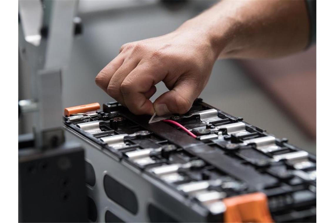 Ein Mitarbeiter arbeitet in der Batteriesystemfabrik von Akasol in Darmstadt an einer unfertigen Batterie. Foto: Fabian Sommer