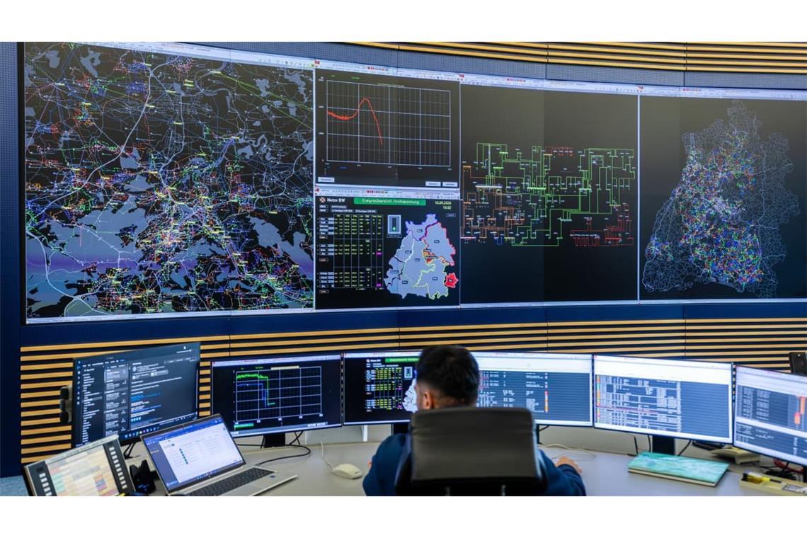 Ein Mitarbeiter arbeitet in der Hochspannungs-Leitstelle (HS-Leistelle) der Netze BW GmbH. Nach Angriffen auf Energieanlagen plant Baden-Württemberg kurzfristige Maßnahmen, um die Infrastruktur widerstandsfähiger zu machen.