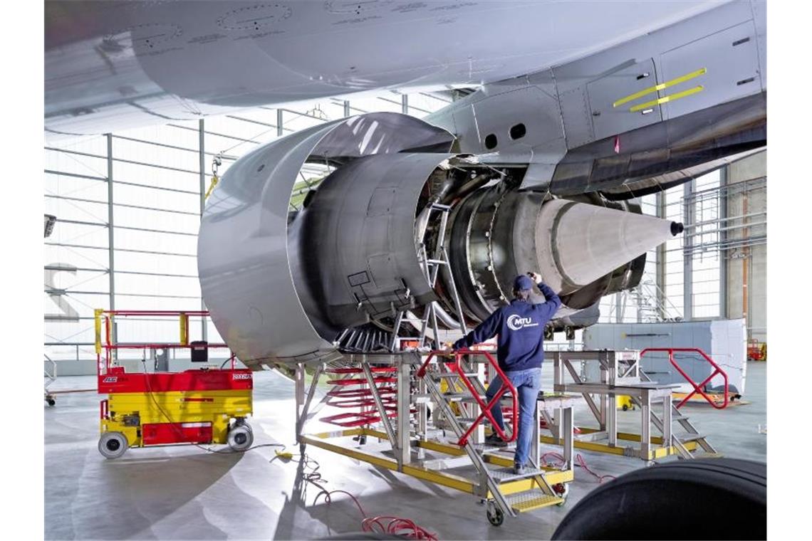 Ein Mitarbeiter arbeitet in einem Werk der MTU Aero Engines AG an einer Flugzeug-Turbine. Foto: MTU Aero Engines AG
