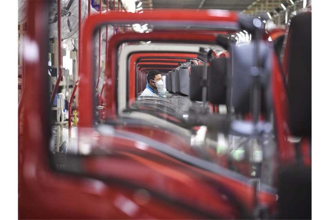 Berater: Autobranche vor nie dagewesenem Umsatzeinbruch Ein Mitarbeiter arbeitet in einem Werk zur Herstellung von Autos. Foto: Liu Kun/XinHua/dpa/Symbolbild