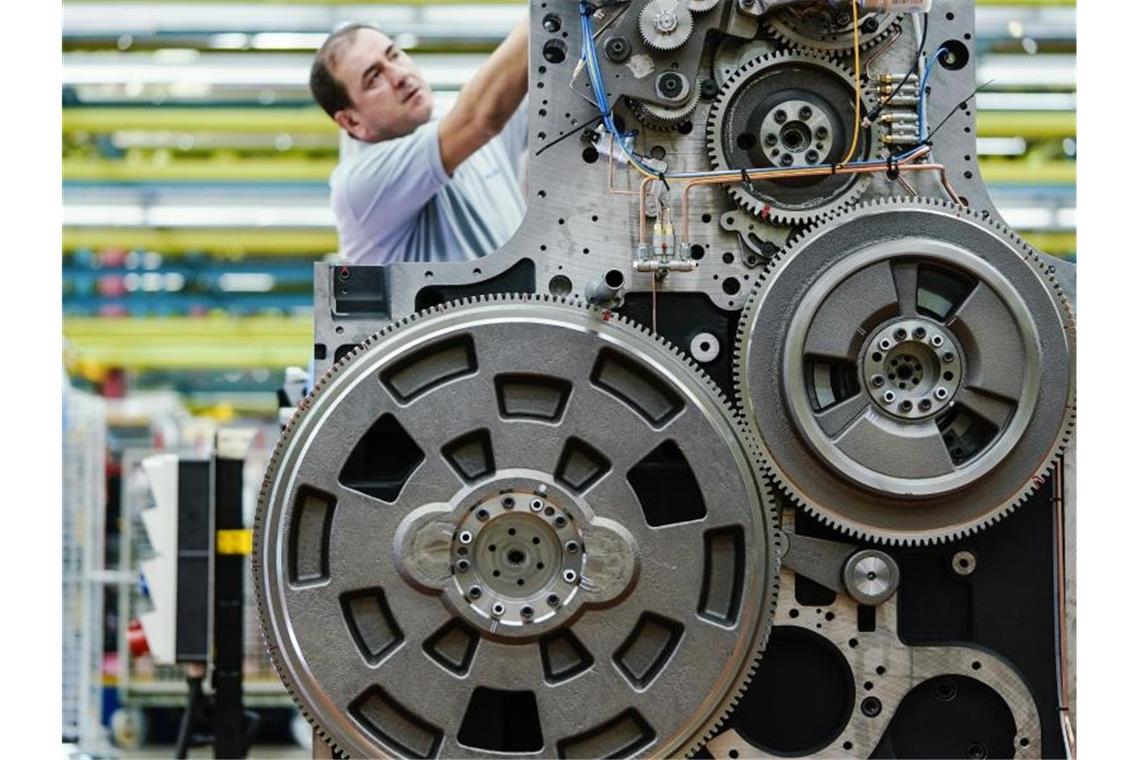 Maschinenbau sieht Chancen auf Besserung der Lage Ein Mitarbeiter arbeitet in einer Werkshalle an einem Druckwerk. Foto: Uwe Anspach/dpa/Symbolbild