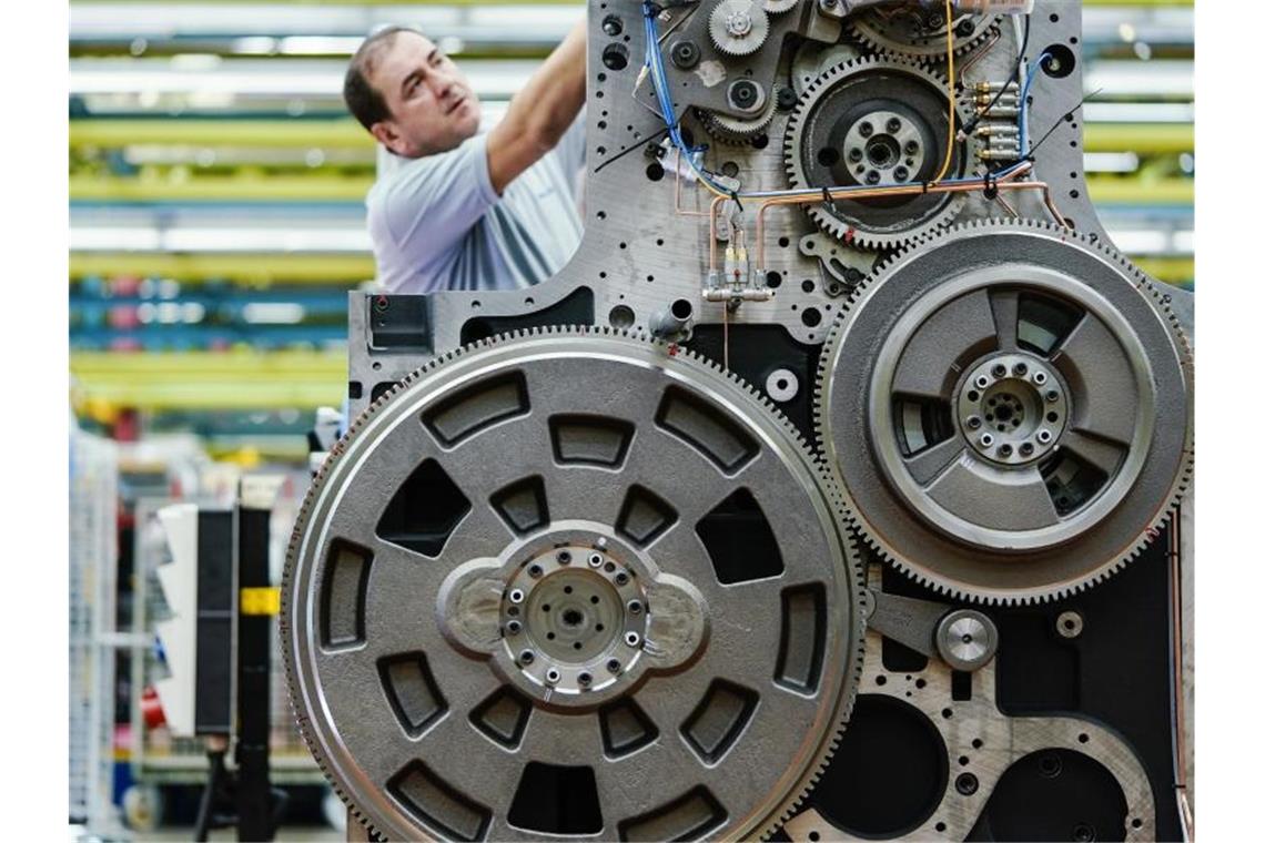 Ein Mitarbeiter arbeitet in einer Werkshalle an einem Druckwerk. Foto: Uwe Anspach/dpa/Symbolbild