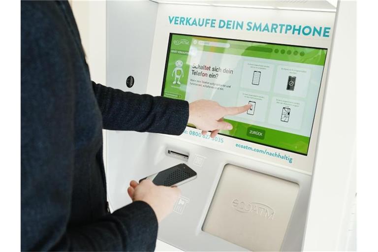 Ein Mitarbeiter demonstriert in der Sparkasse die Funktionsweise des sogenannten „ko-Geldautomaten“. Foto: Uwe Anspach/dpa