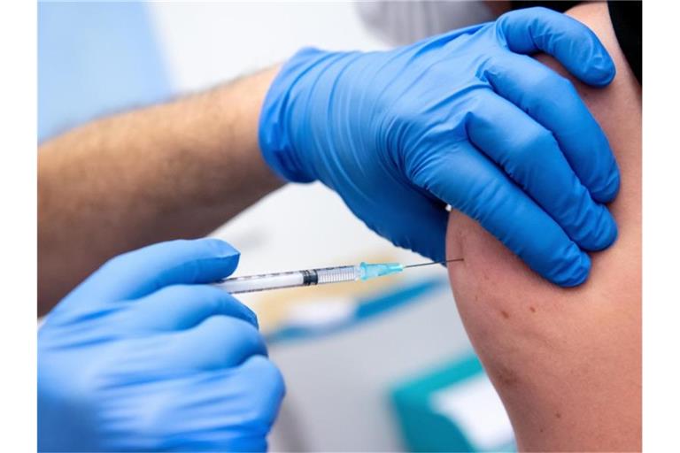 Ein Mitarbeiter der Asklepios Klinik wird von einem Kollegen mit dem Corona-Impfstoff von Biontech/Pfizer geimpft. (Archivbild). Foto: Sven Hoppe/dpa