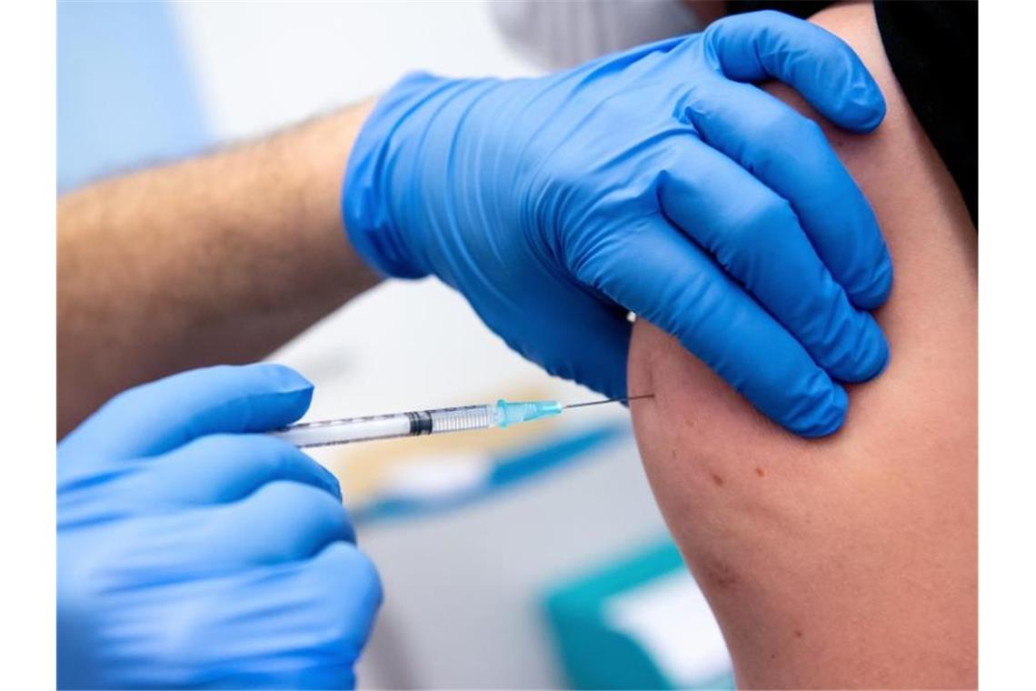 Corona-Krisenrunde von Bund und Ländern nächste Woche Ein Mitarbeiter der Asklepios Klinik wird von einem Kollegen mit dem Corona-Impfstoff von Biontech/Pfizer geimpft. (Archivbild). Foto: Sven Hoppe/dpa
