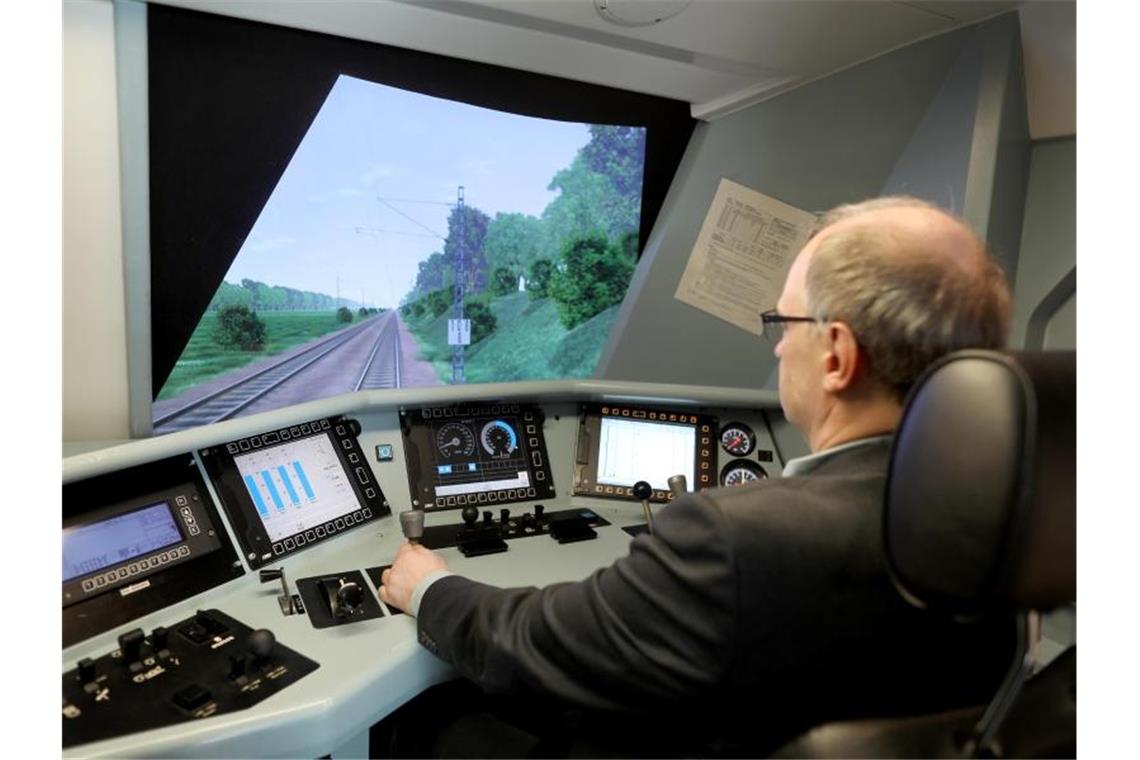 Ein Mitarbeiter der Bahn trainiert im Fahrsimulator: Bis Jahresende soll es 24.000 Neueinstellungen geben. Foto: Oliver Berg/dpa