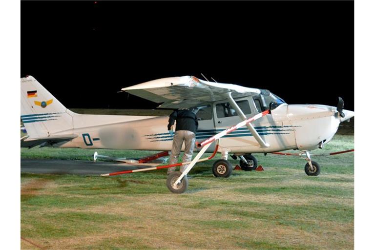 Ein Mitarbeiter der Bundesstelle für Flugunfalluntersuchung untersucht im Oktober 2018 die Unglücks-Cessna. Foto: Jörn Perske/dpa