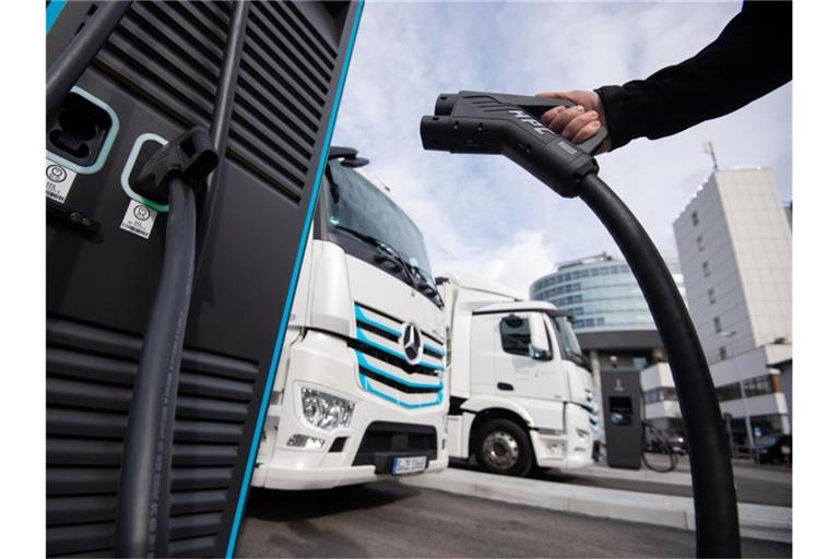 Ein Mitarbeiter der Daimler AG hält einen Ladestecker an einer Elektro-Ladesäule in der Hand. Foto: Marijan Murat/dpa/Archivbild
