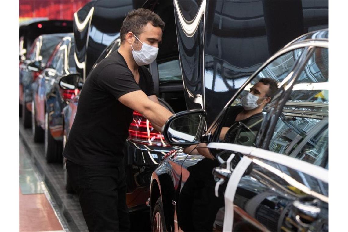 Ein Mitarbeiter der Daimler AG in Sindelfingen. Foto: Marijan Murat/dpa