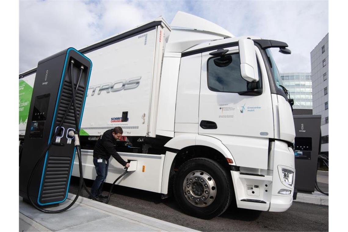 Fraunhofer: Reichweite von E-Lastwagen genügt oft schon Ein Mitarbeiter der Daimler AG steckt einen Ladestecker in einen elektrisch angetriebenen Mercedes-Benz eActros. Foto: Marijan Murat/dpa