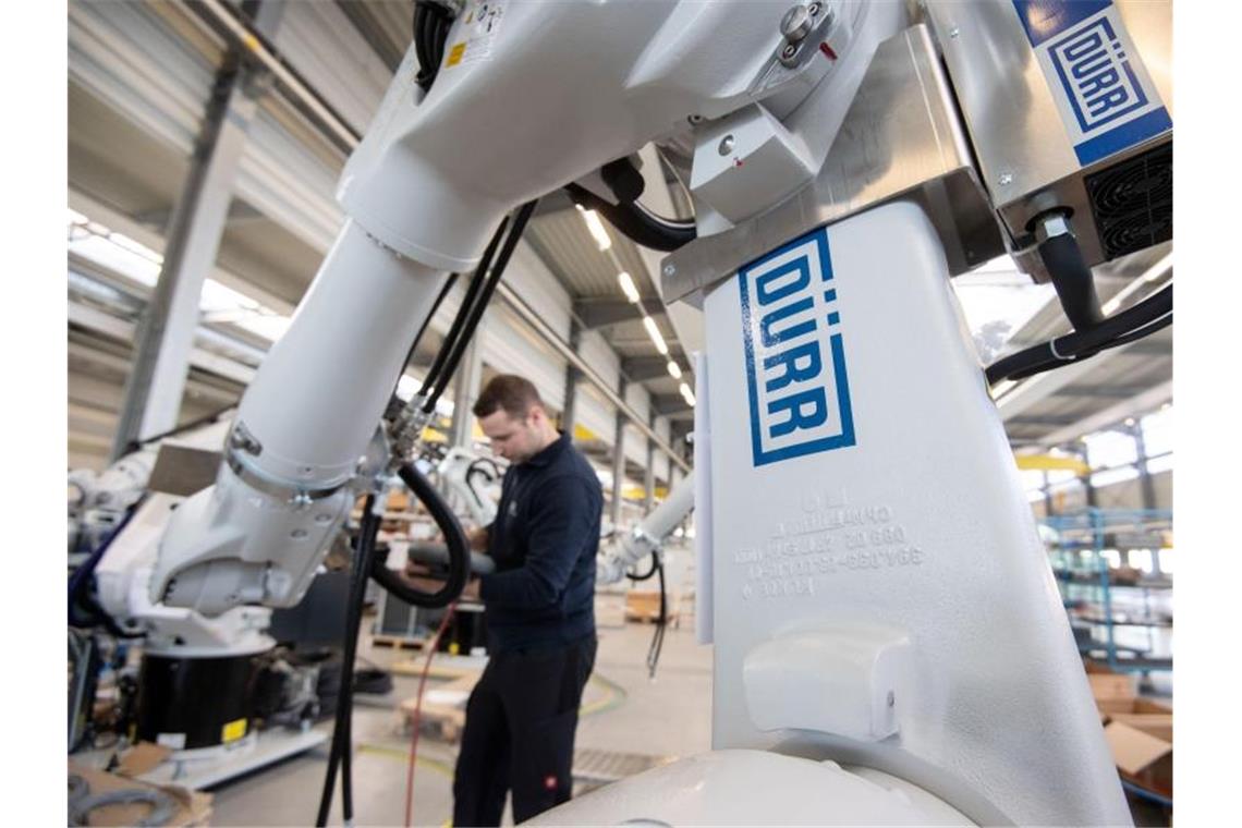 Ein Mitarbeiter der Dürr AG programmiert einen Sealing-Roboter. Foto: Marijan Murat/Archivbild
