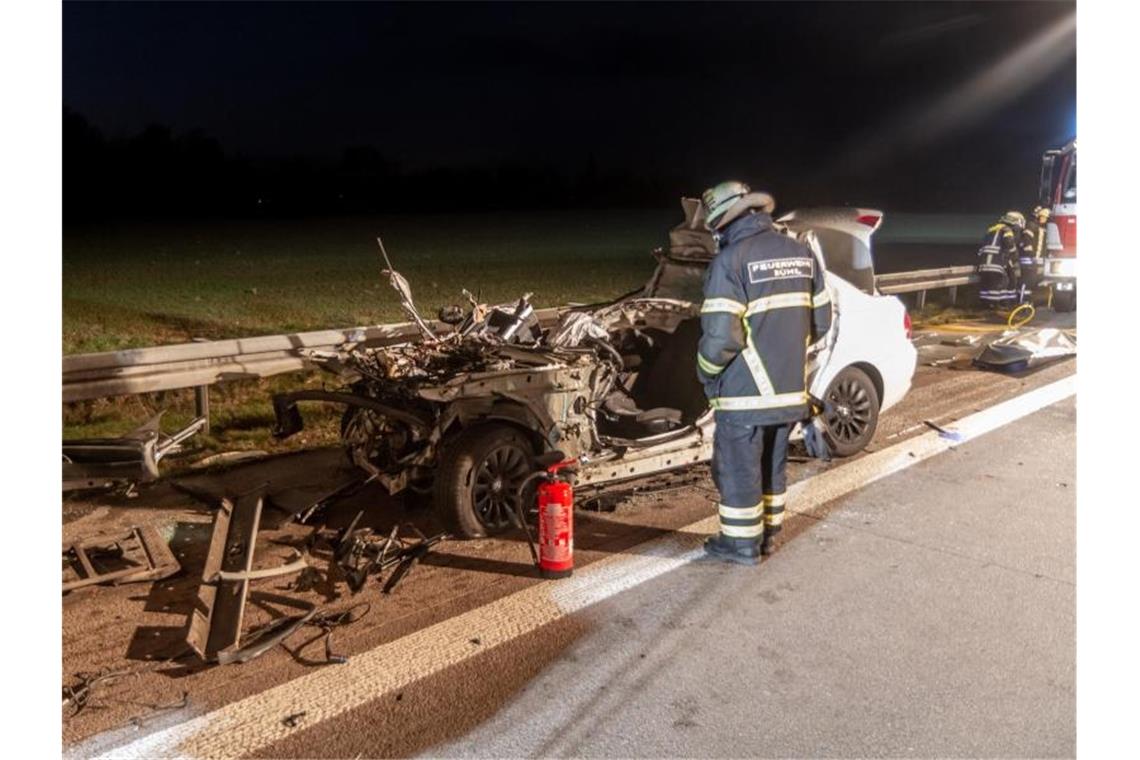 Ein Mitarbeiter der Feuerwehr an der Unfallstelle an der A5 bei Ottersweier. Foto: Aaron Klewer/Einsatz-Report24/dpa