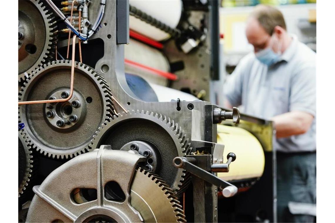 Ein Mitarbeiter der Heidelberger Druckmaschinen AG montiert ein Druckwerk vom Typ Speedmaster 102. Foto: Uwe Anspach/dpa/Archivbild