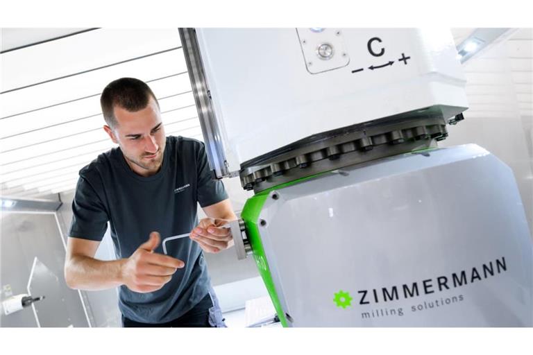 Ein Mitarbeiter der Neuhausener Firma Zimmermann montiert Fräsköpfe.