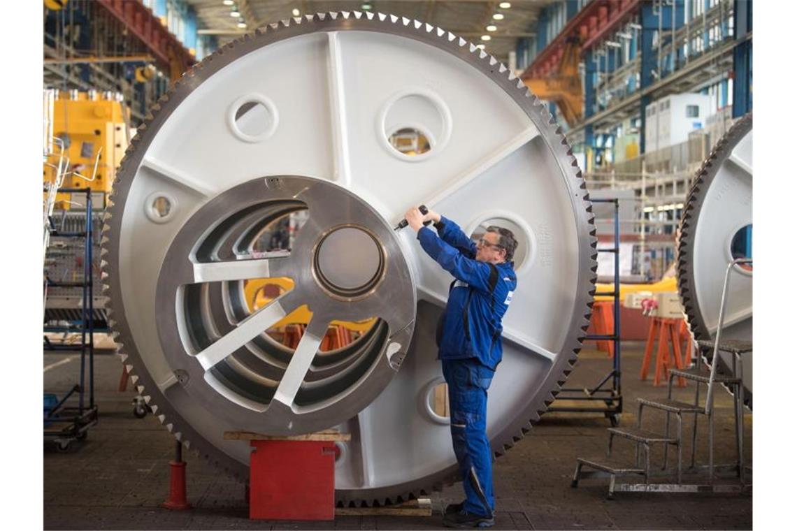 Andritz streicht bei deutscher Tochter Schuler 500 Jobs Ein Mitarbeiter der Schuler AG macht eine Schmierbohrung an einem Exzenterrad. Foto: Marijan Murat/Archivbild