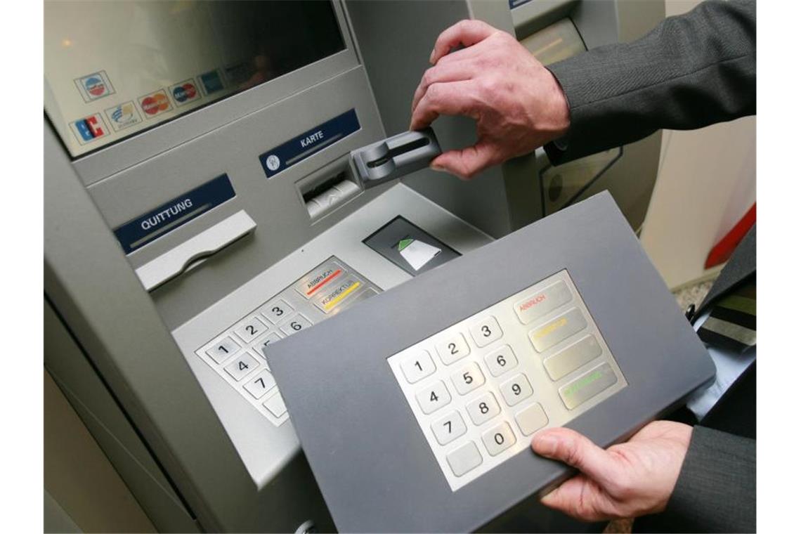 Kartendiebe immer noch erfolgreich Ein Mitarbeiter der Sparkasse Koblenz demonstriert an einem Geldautomaten die „Skimming“- Technik. Foto: Thomas Frey/dpa