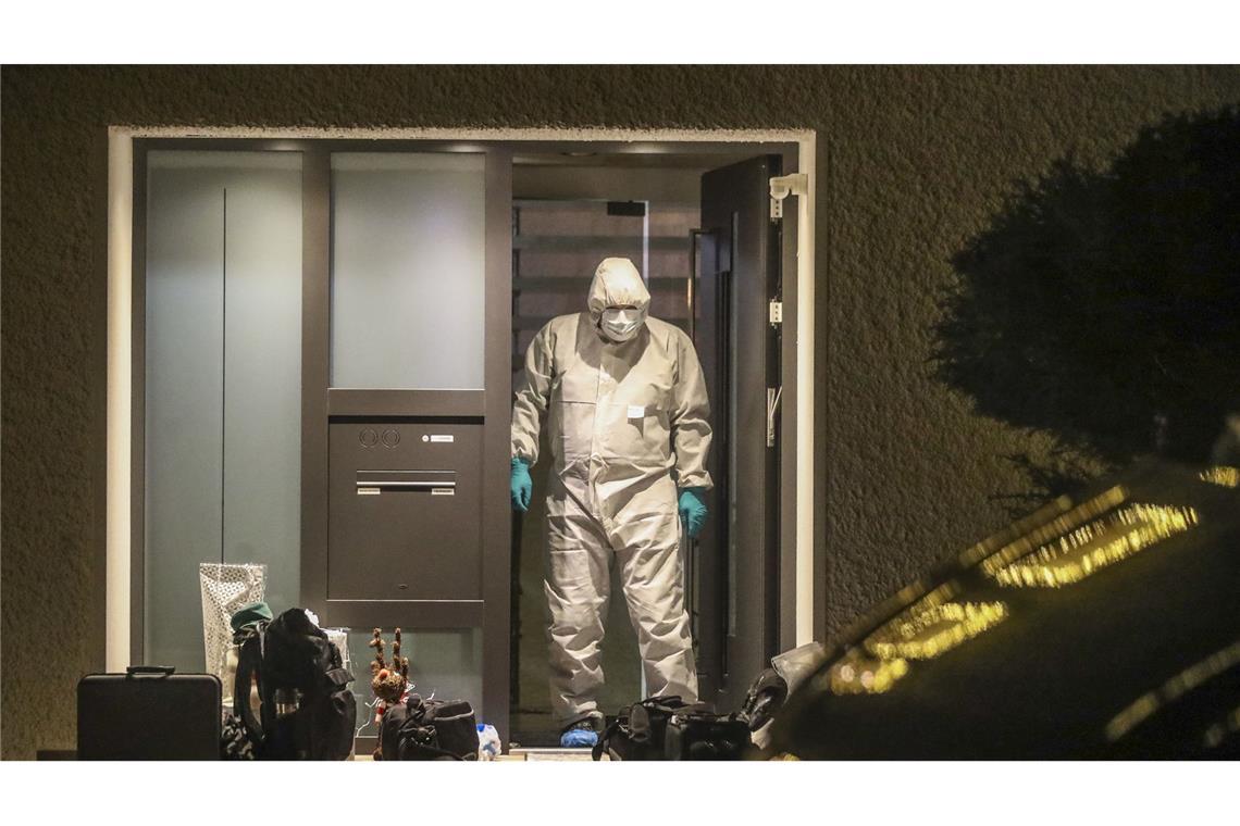 Ein Mitarbeiter der Spurensicherung am Tatort.  In dem Einfamilienhaus in Villingen-Schwenningen  sind Mutter, Vater und ihr 32-jähriger Sohn am Freitag tot aufgefunden worden