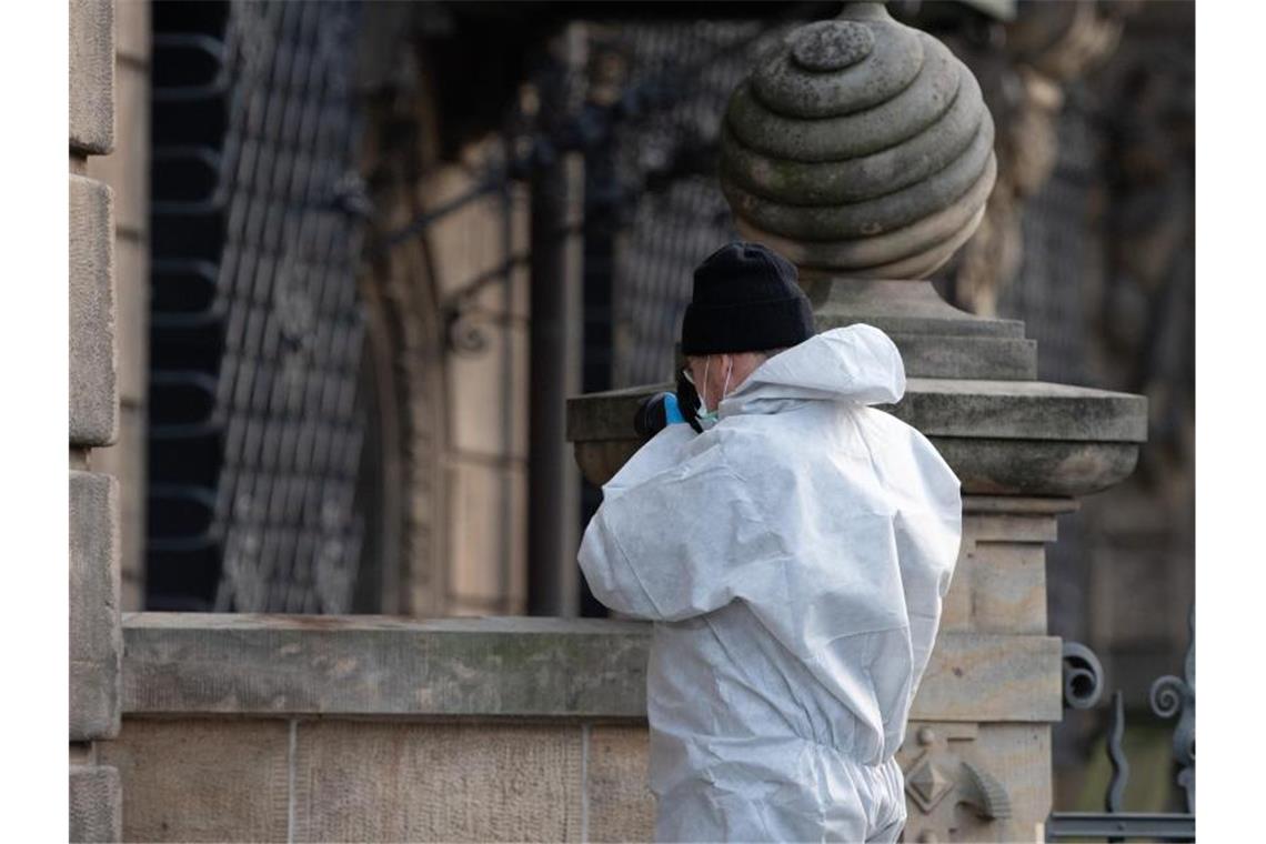 Spektakulärer Einbruch in Grünes Gewölbe in Dresden Ein Mitarbeiter der Spurensicherung fotografiert ein Gitterfenster des Grünen Gewölbes. Foto: Sebastian Kahnert/dpa-Zentralbild/dpa