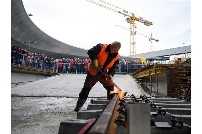 Ein Mitarbeiter der Stuttgart-21-Baustelle demonstriert das Schienenschweißen. Foto: Sebastian Gollnow/dpa