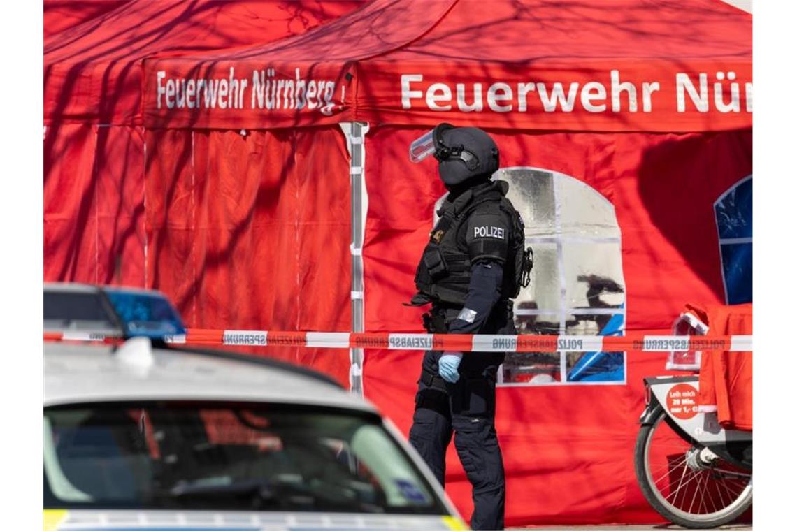 Stichflamme in Bank - Verdächtiges Kuvert wird untersucht Ein Mitarbeiter der TSG München (Technische Sondergruppe), ein sogenannter „Entschärfer“, steht vor der Bank. Foto: Daniel Karmann/dpa