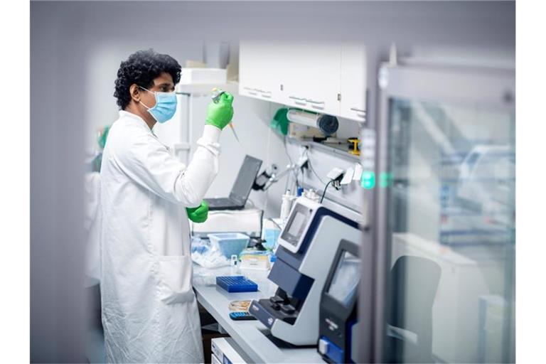Ein Mitarbeiter des Biotechnologie-Unternehmens Biontech arbeitet in einem Labor in Mainz. Foto: Biontech/dpa