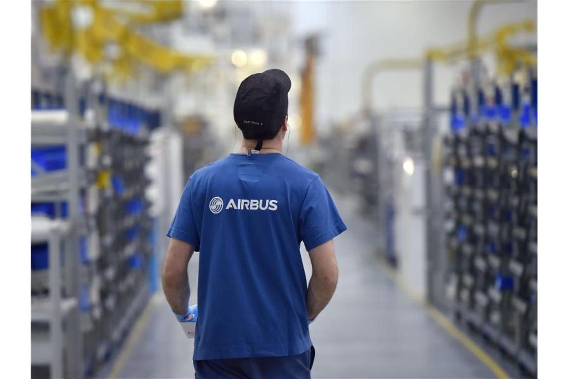 Ein Mitarbeiter des Flugzeugbauers Airbus arbeitet im Airbus-Werk im westfranzösischen Bouguenais. Foto: Loic Venance/AFP/dpa