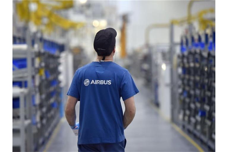 Ein Mitarbeiter des Flugzeugbauers Airbus arbeitet im Airbus-Werk im westfranzösischen Bouguenais. Foto: Loic Venance/AFP/dpa