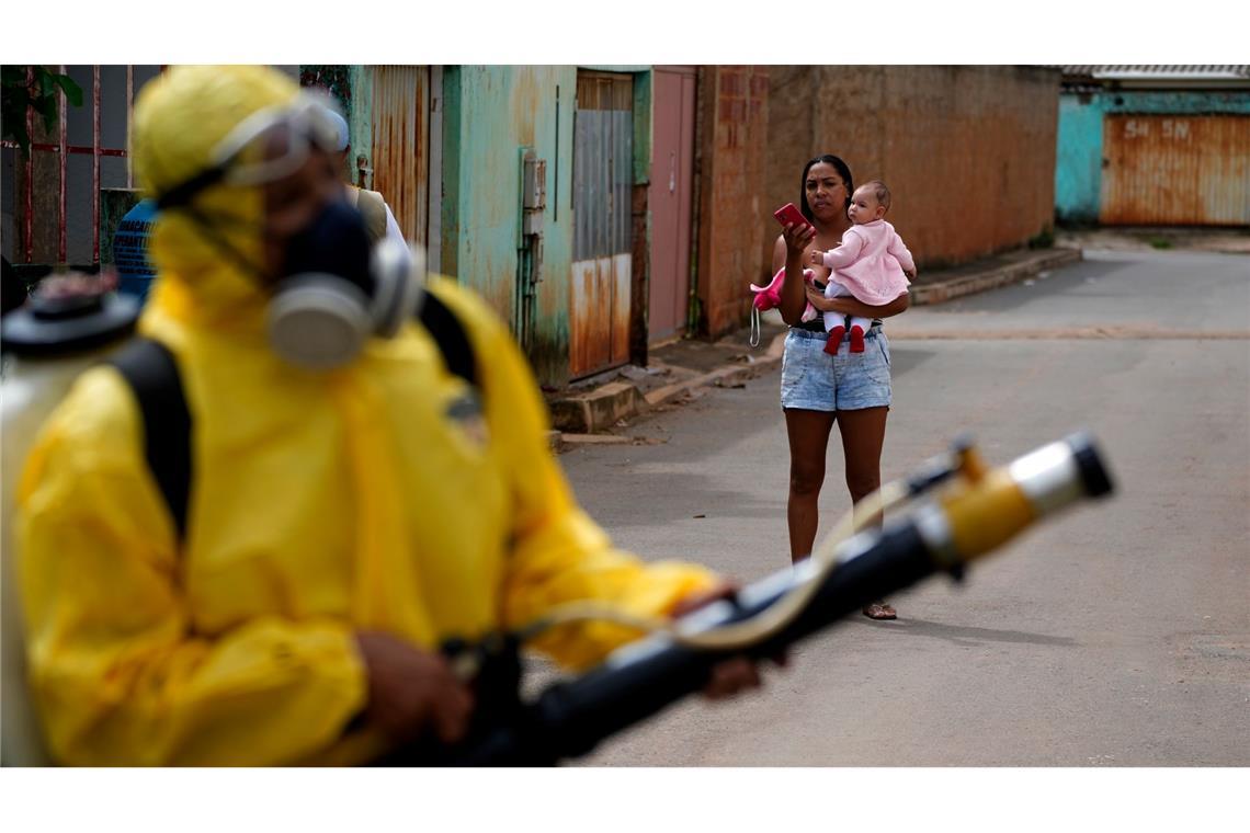 Ein Mitarbeiter des Gesundheitswesens räuchert ein Viertel in Brasilia gegen die Mücken aus.