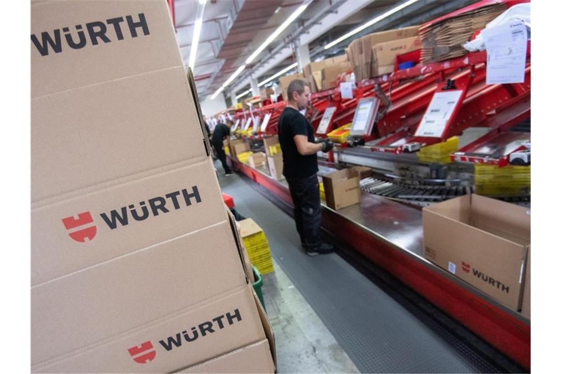 Betriebsratswahl bei Würth erfolgreich angefochten Ein Mitarbeiter des Großhändlers für Befestigungs- und Montagetechnik Würth steht an einer Kommissionierungsstraße. Foto: Marijan Murat/dpa/Archivbild