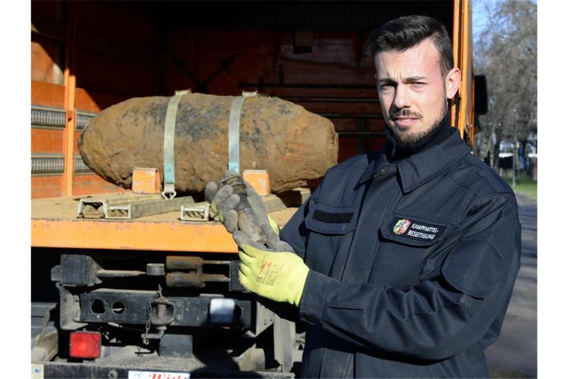 Ein Mitarbeiter des Kampfmittelbeseitigungsdienst präsentiert den Zünder der entschärften Weltkriegsbombe. Foto: Roberto Pfeil/dpa