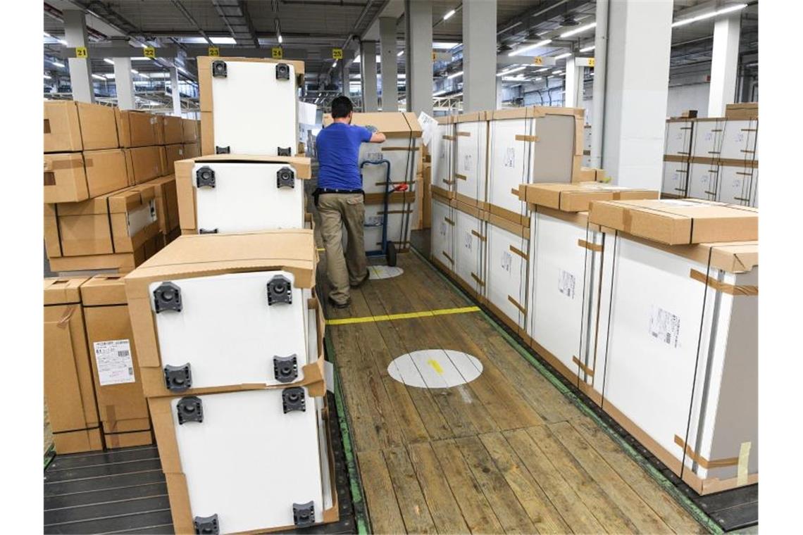 Küchenbauer Alno steht vor dem Aus Ein Mitarbeiter des Küchenbauers Neue Alno GmbH transportiert im Lager Küchenmodule auf einer Sackkarre. Foto: Felix Kästle/dpa/Archivbild