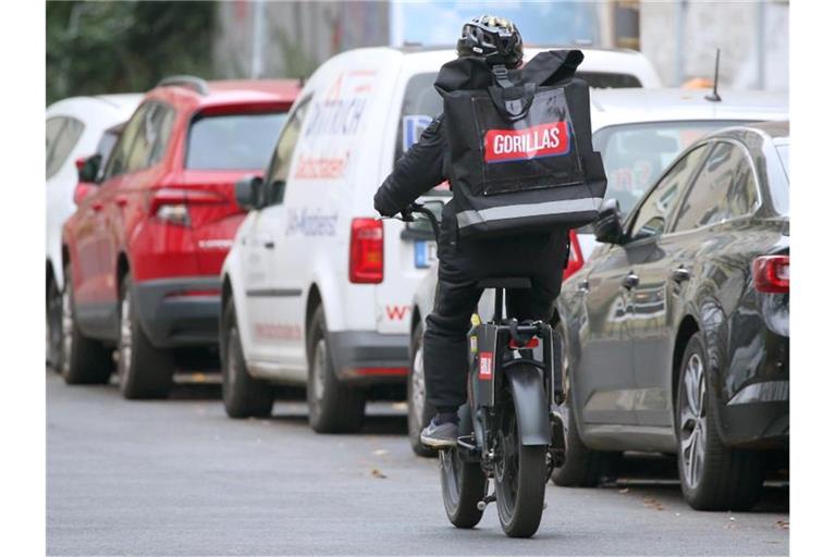 Ein Mitarbeiter des Lebensmittel-Lieferdienstes Gorillas radelt durch die Straßen Berlins. (Archivbild). Foto: Wolfgang Kumm/dpa