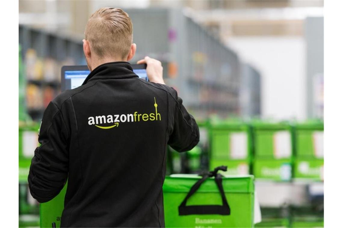 Auch Amazon muss Herkunft von Obst und Gemüse angeben Ein Mitarbeiter des Lebensmittellieferdienstes Amazon Fresh steht in einem Depot der Firma. Foto: Monika Skolimowska/dpa