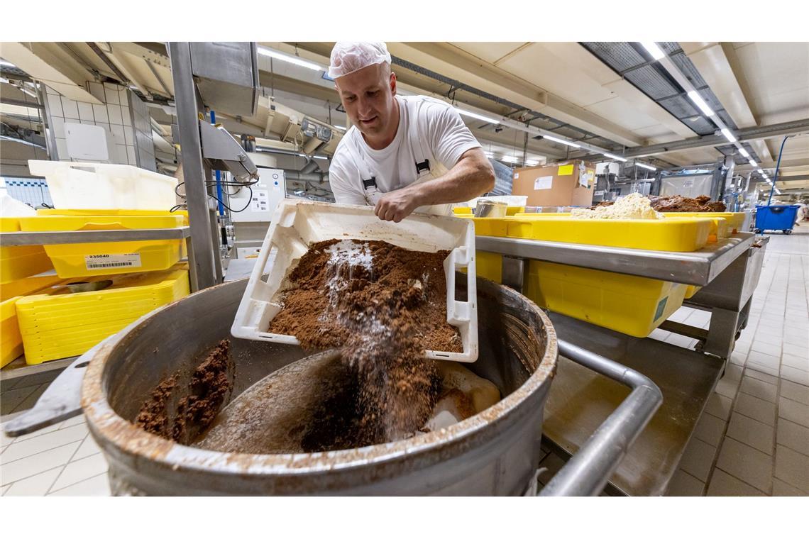 Lebkuchen-Hersteller im Backstress - bald startet Verkauf Ein Mitarbeiter des Lebkuchenherstellers Schmidt kippt in der Produktion verschiedene Rohstoffe zur Herstellung von Lebkuchenmasse in einen Behälter.